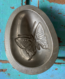 Paaseivorm met vlinder