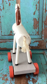 Houten paard op wielen