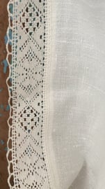 Geborduurd tafelkleed  140x136cm