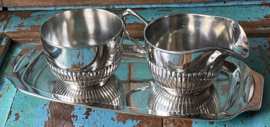 Melk en suiker set op blaadje