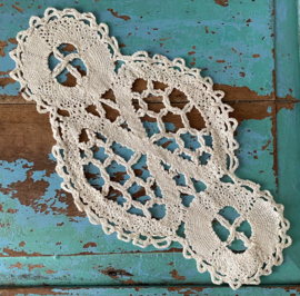 Ecru ovaal kleedje 28x14,5cm