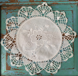 Katoen met mooie rand  Ø27,3cm