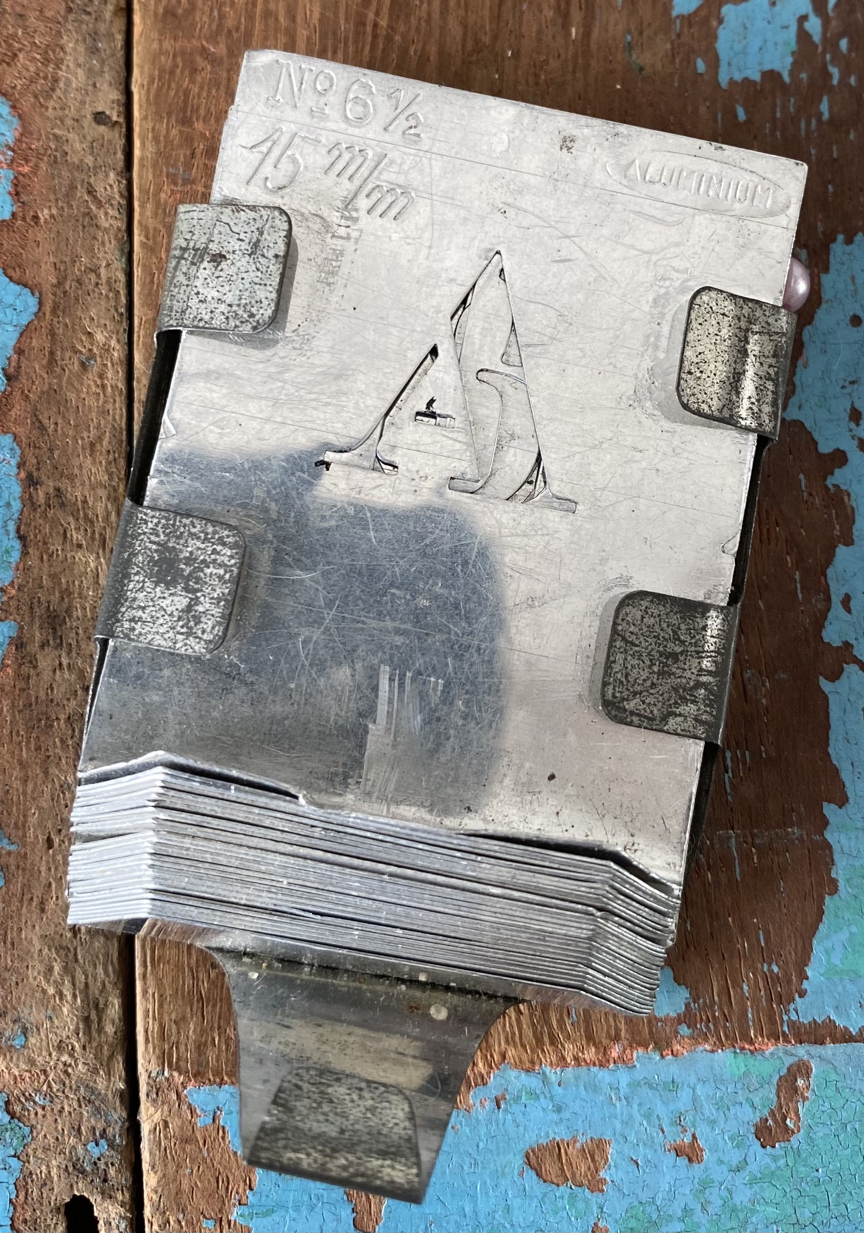 Metalen kistletters