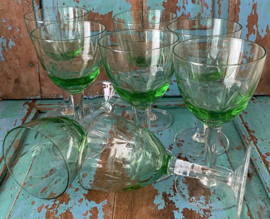Oude groene glazen op pootje