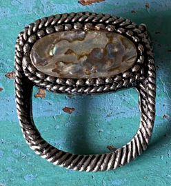 Broche met parelmoer