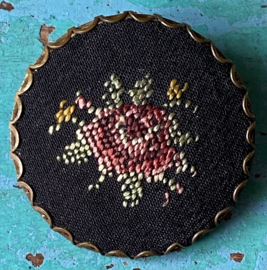 Oude Petit Point broche