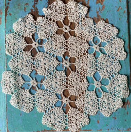 Ecru fijntjes gehaakt kleedje  23,5x21cm
