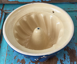 Oude puddingvorm met stippen