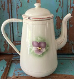 Oude emaille pot met viooltjes