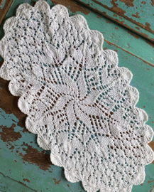 Gebreid ovaal kleedje  27x15cm