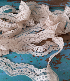 Golvend ecru bloemenkant  (255cm)