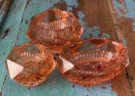 Kleine oranje glazen schaaltjes