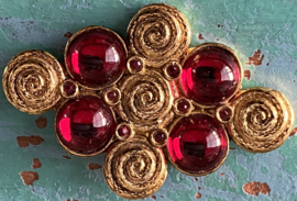 Grote broche met rode strass