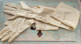 Lange handschoenen met parelknoopjes