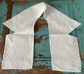 Oude kraag met broderie randje