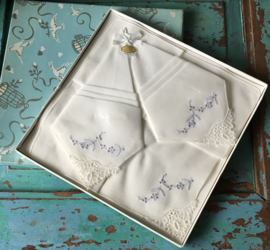 Zwitserse vintage zakdoekjes in doos