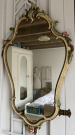 Grote oude spiegel