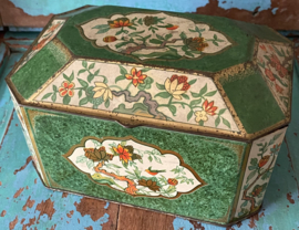 Groen blik met bloemen