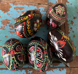 Houten beschilderde eieren