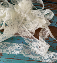 Zachtgeel rozen kant  (520cm)