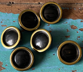 Zwart met goudrandje