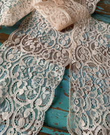 Breed bloemen en krullen kant  (240cm)