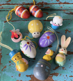 Kleine houten paashangertjes
