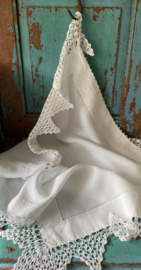Wit kleed met gehaakte rand  77x61cm
