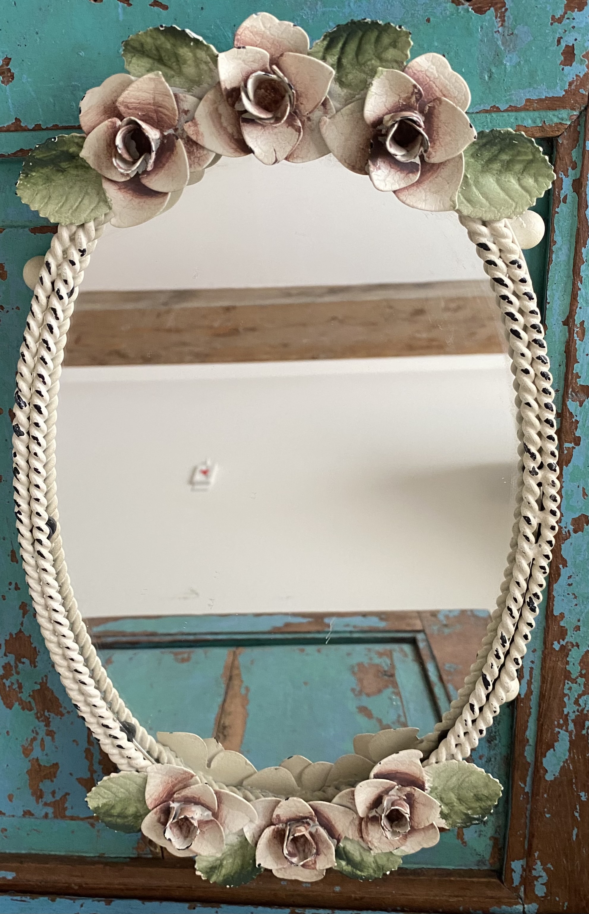 Metalen spiegel met rozen