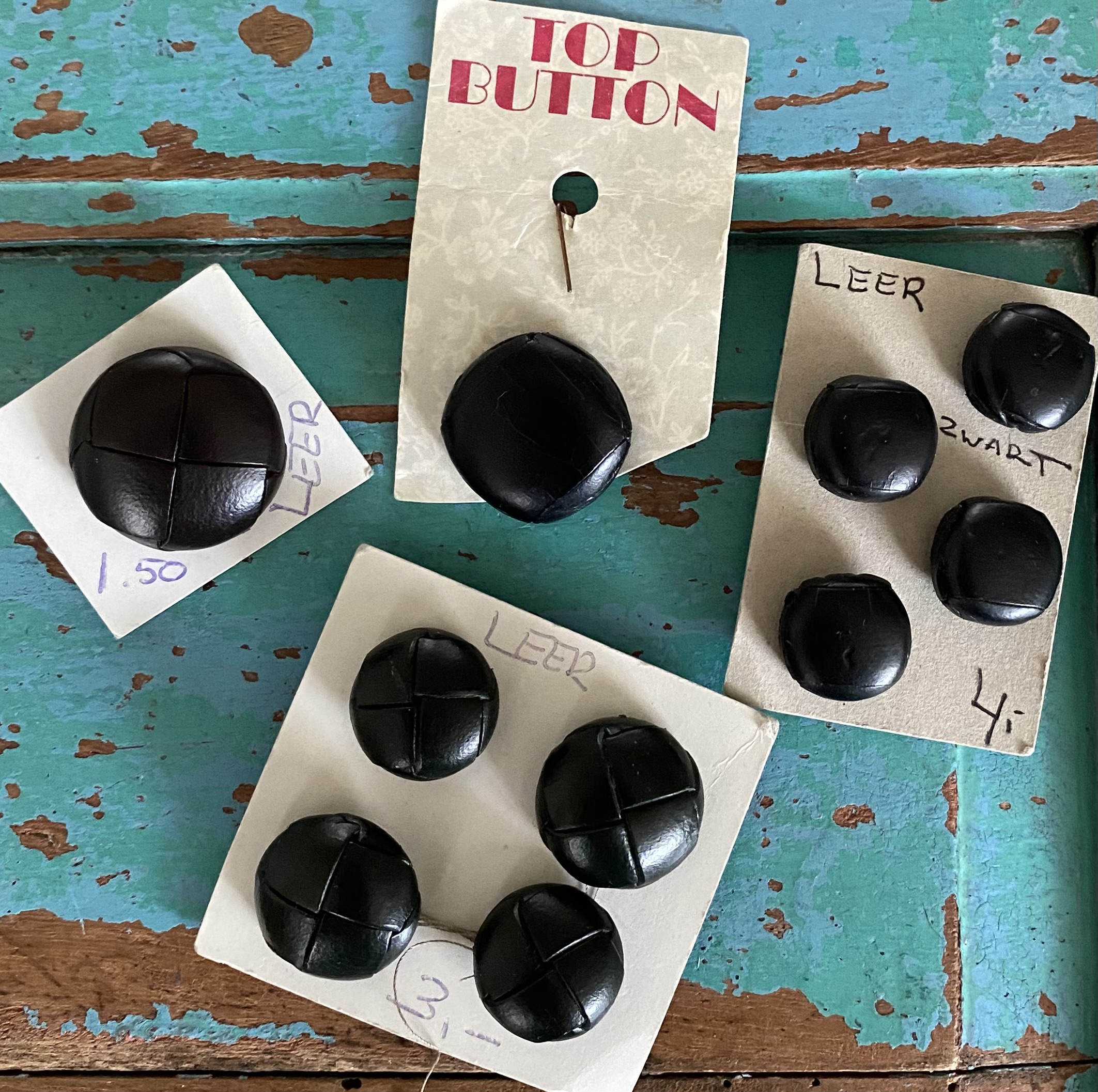 Zwarte leren knopen