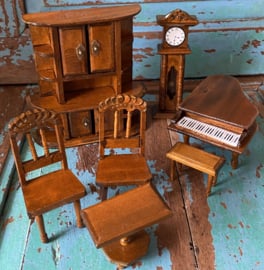Engelse poppenhuis meubeltjes
