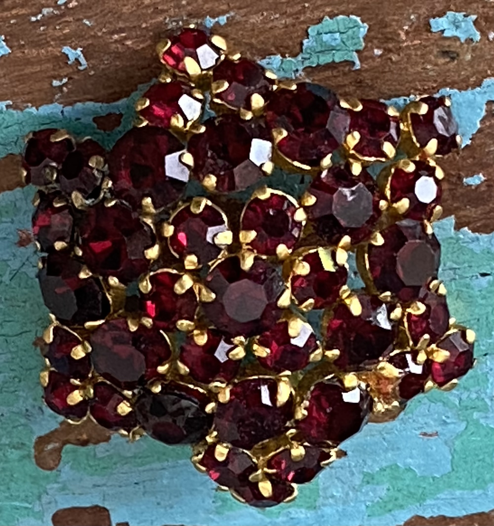 Donkerrode strass