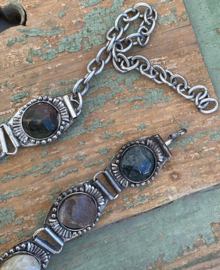 Vintage riem met verschillende stenen