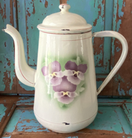 Oude emaille pot met viooltjes