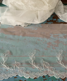 Breed tule met borduursels (380cm)