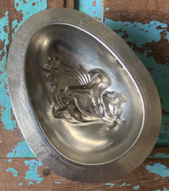 Oude paaseivorm met bloemen