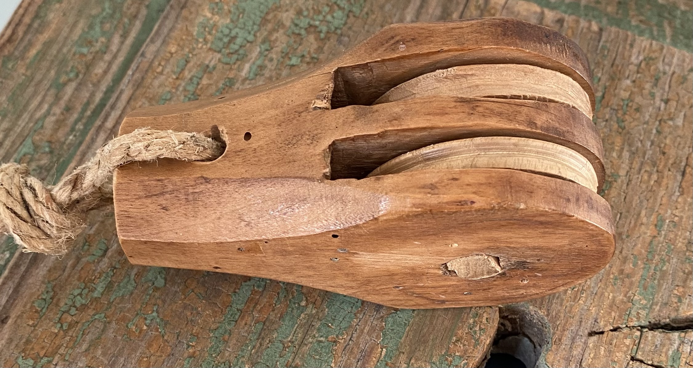 Kleine houten katrol