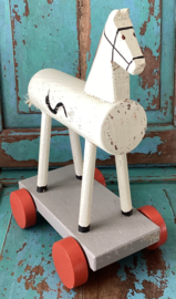 Houten paard op wielen