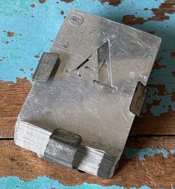 Metalen kistletters