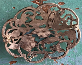 Grote bloemen broche