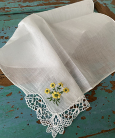 Gele geborduurde bloemetjes