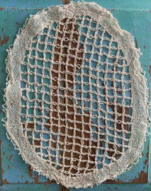 Ovaal ecru kleedje  26x20cm