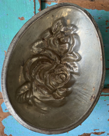 Oude paaseivorm met rozen