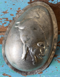 Oude paaseivorm met varkentje