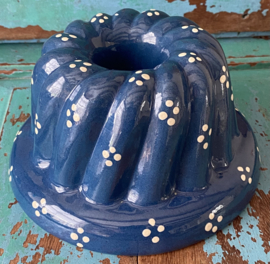 Oude puddingvorm met stippen