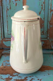 Oude emaille pot met viooltjes