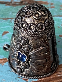 Mooi versierde vingerhoed