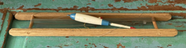 Oude dobber op houten haspel