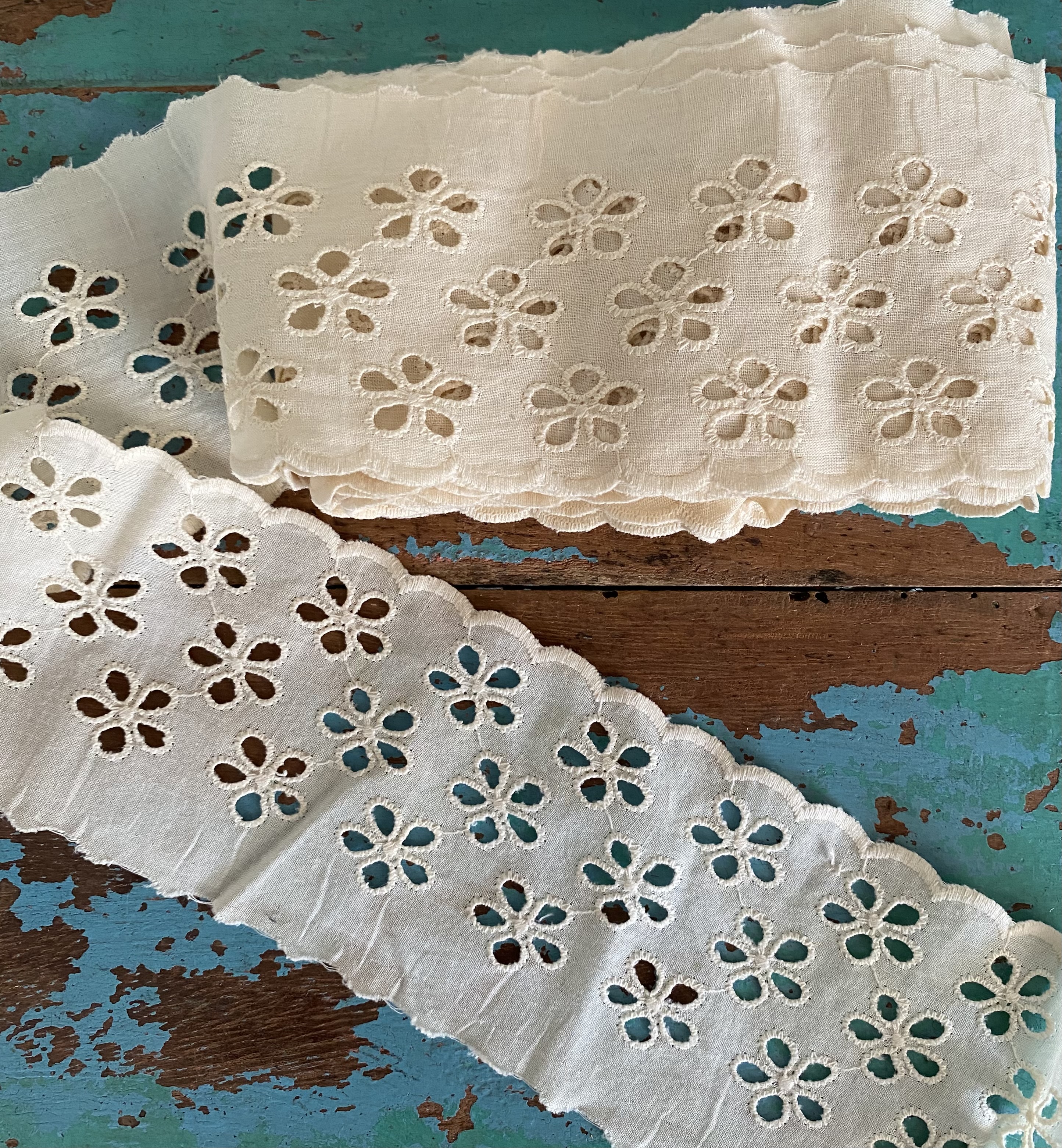 Roomkleurig bloemetjes broderie  (480cm)