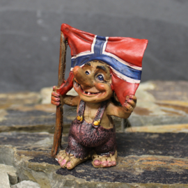 Troll pulling flag over its head (7cm)